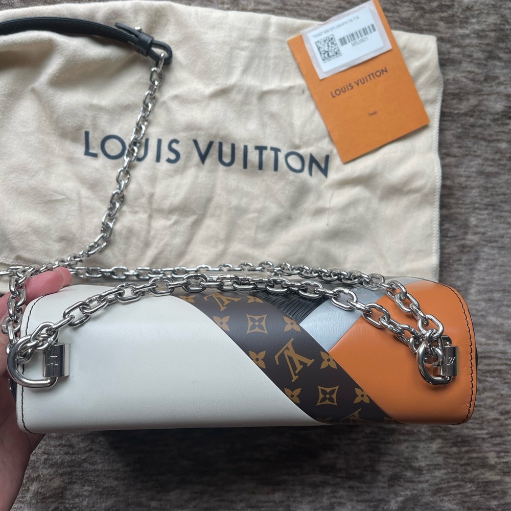 Louis Vuitton Twist MM Limited Edition Epi Leather - Picture 7 of 15